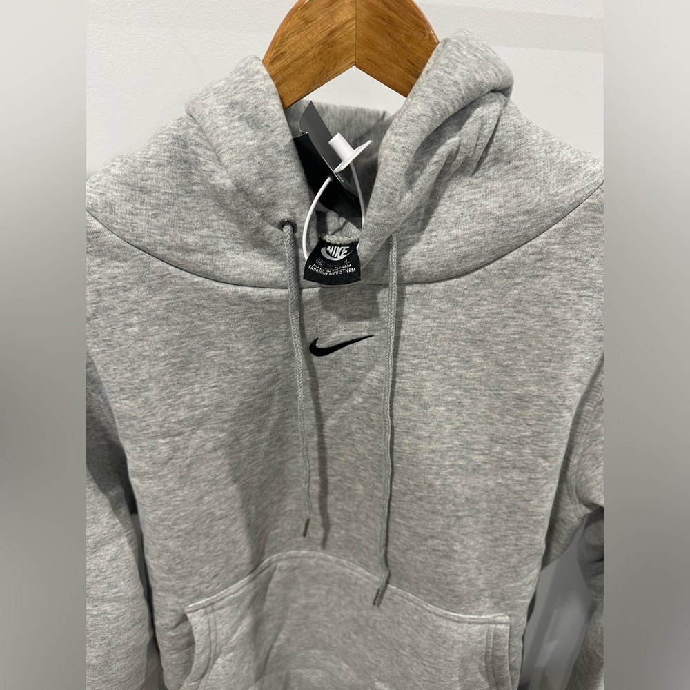 Gray Nike fleece Hoodie 
Middle swoosh 
Heavy hood 
Size M